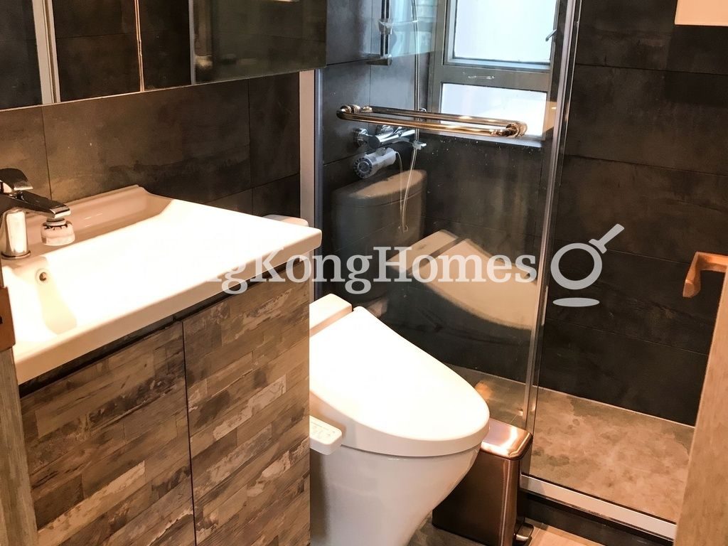 Master Bathroom — Ying Wa Court, Mid-levels West