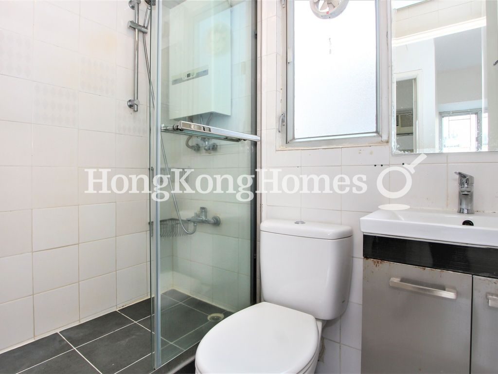 Guest Bathroom — Cartwright Garden, Mid-levels West