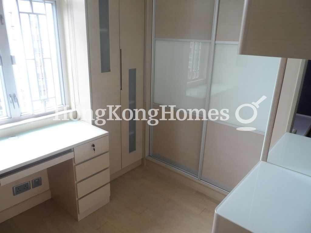 Walk-in Closet in Master Bedroom — Taikoo Shing - Po Shan Mansion, Taikoo Shing