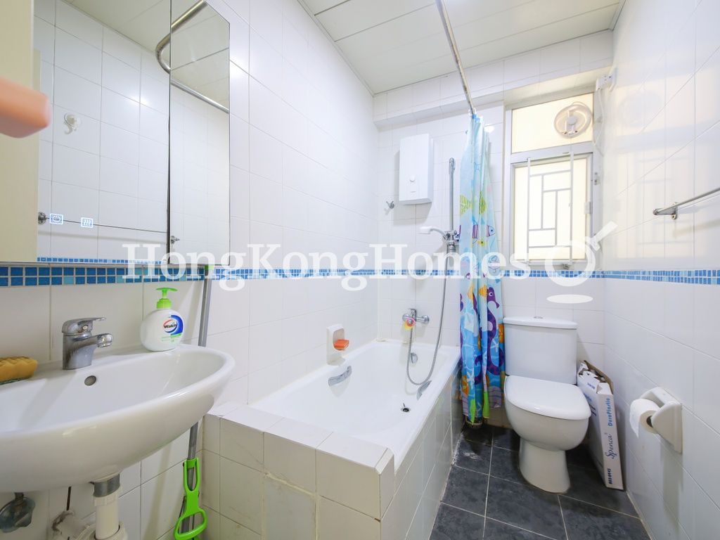 Guest Bathroom — Elizabeth House - Block B, Causeway Bay