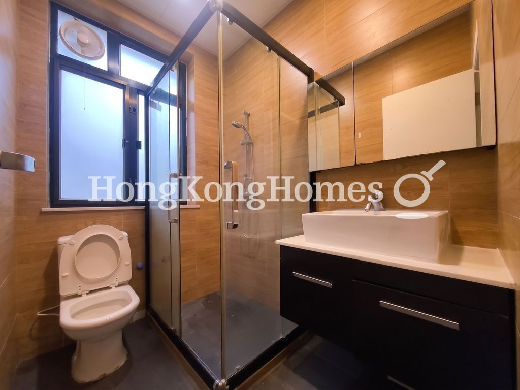 Master Bathroom — Ho Man Tin Street, 29-35, Ho Man Tin / Waterloo Road