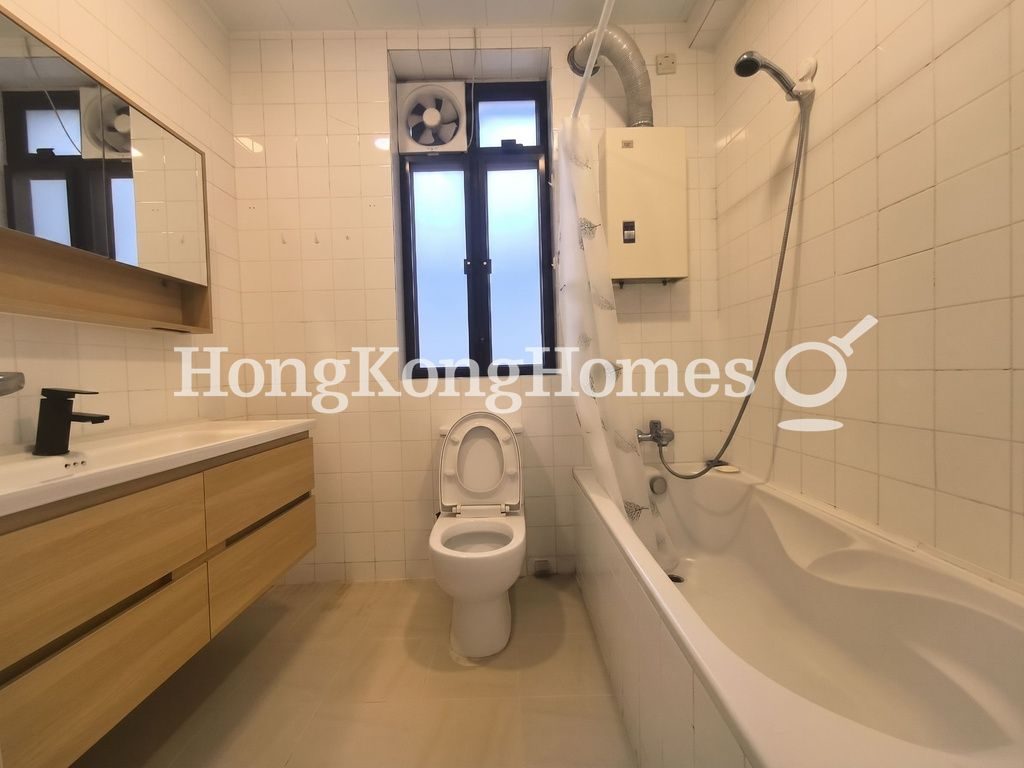 Guest Bathroom — Ho Man Tin Street, 29-35, Ho Man Tin / Waterloo Road