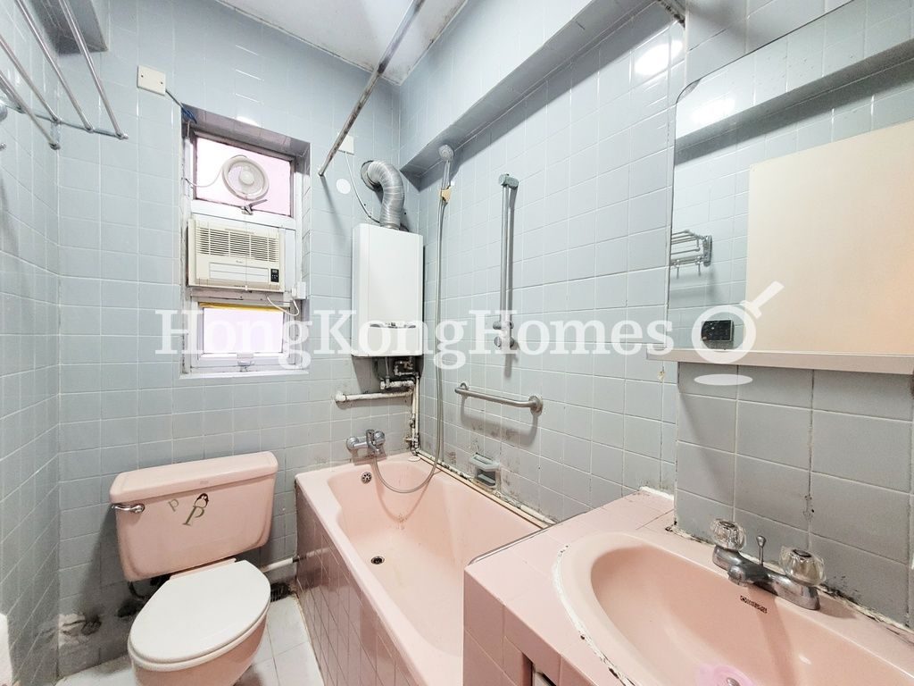 Guest Bathroom — Mountain View Court, Mid-levels West