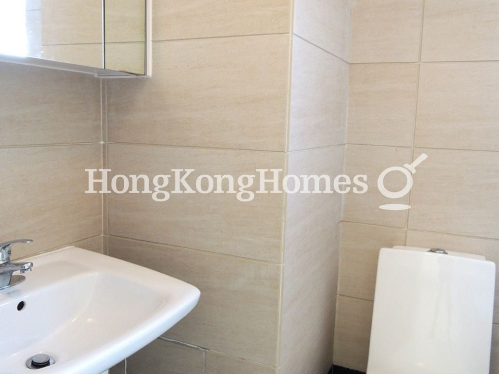 Master Bathroom — Beacon Heights - Phase 2, Block 19, Kowloon Tong