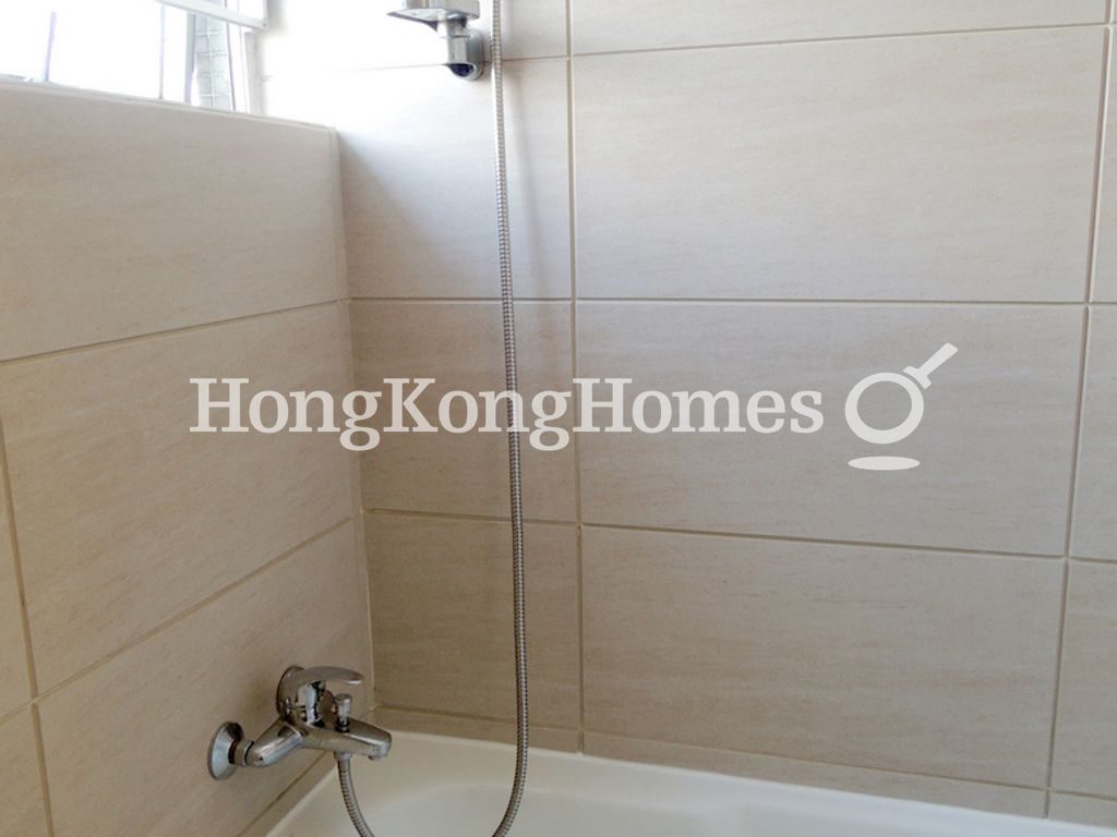 Master Bathroom — Beacon Heights - Phase 2, Block 19, Kowloon Tong