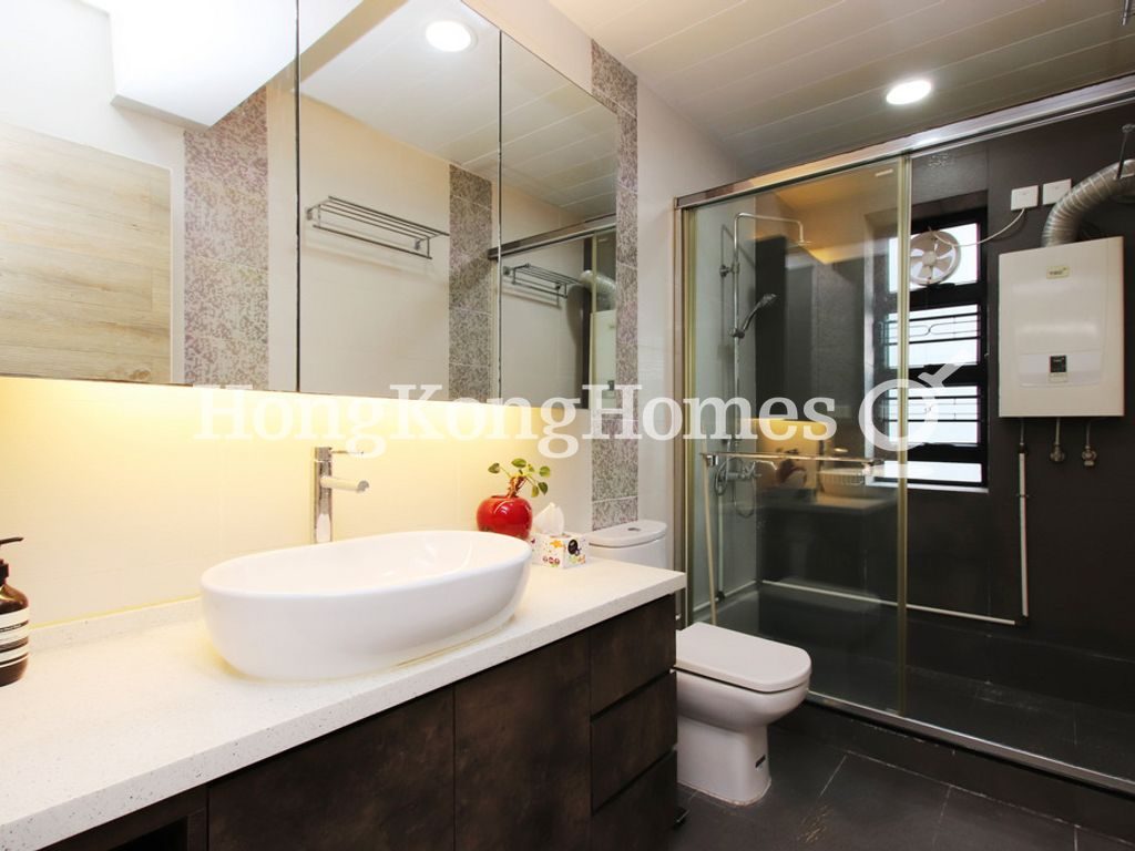 Guest Bathroom — Kam Kin Mansion, Mid-levels West