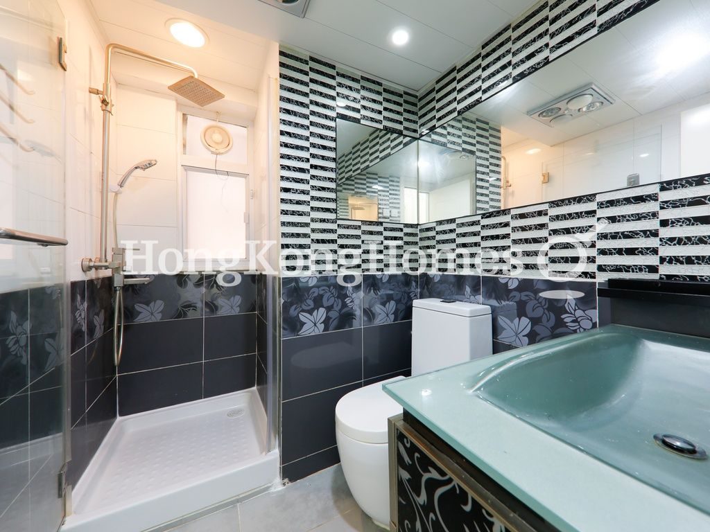 Guest Bathroom — Baguio Villa - Block 23, Pokfulam