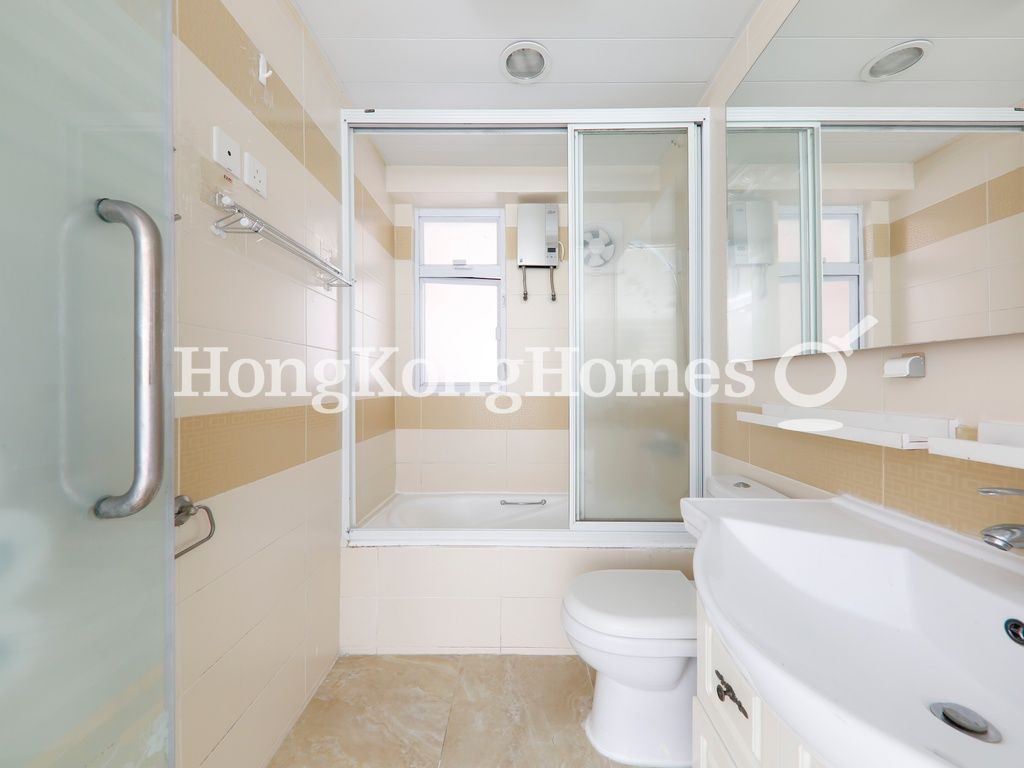 Master Bathroom — Baguio Villa - Block 23, Pokfulam