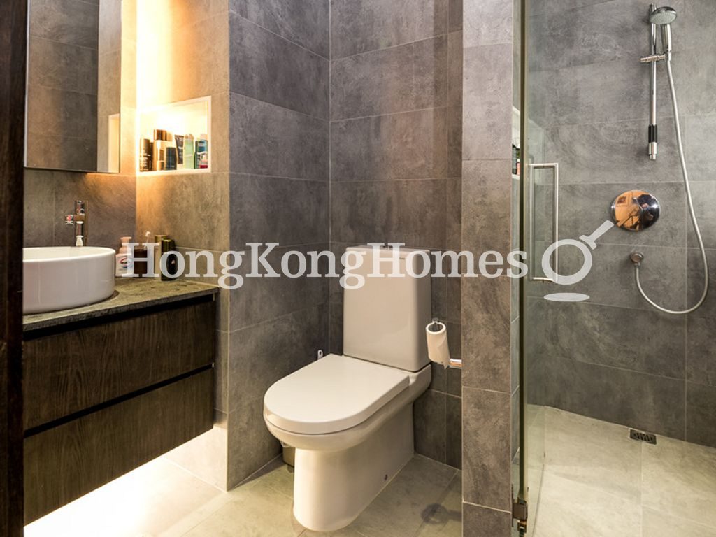 Guest Bathroom — Golden Phoenix Court, Mid-levels West