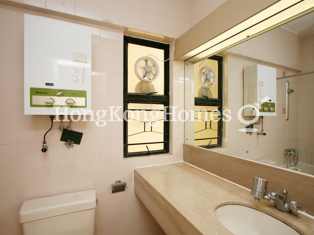 Master Bathroom — Phase 4 - Peninsula Village - Jovial Court, Discovery Bay