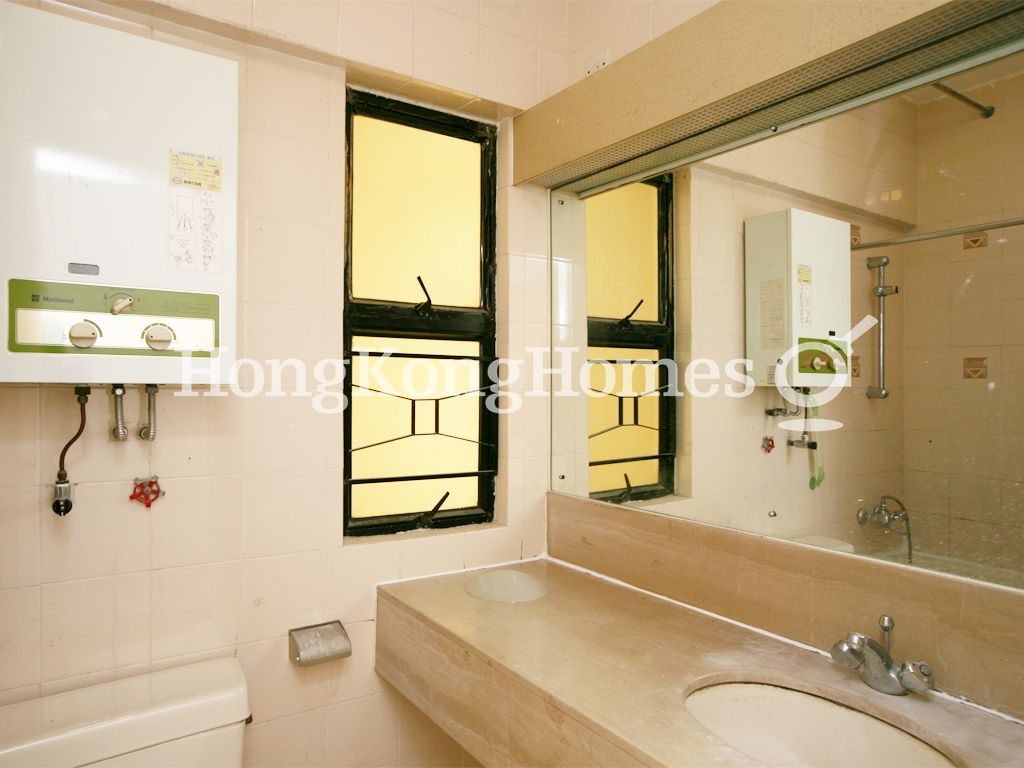 Guest Bathroom — Phase 4 - Peninsula Village - Jovial Court, Discovery Bay