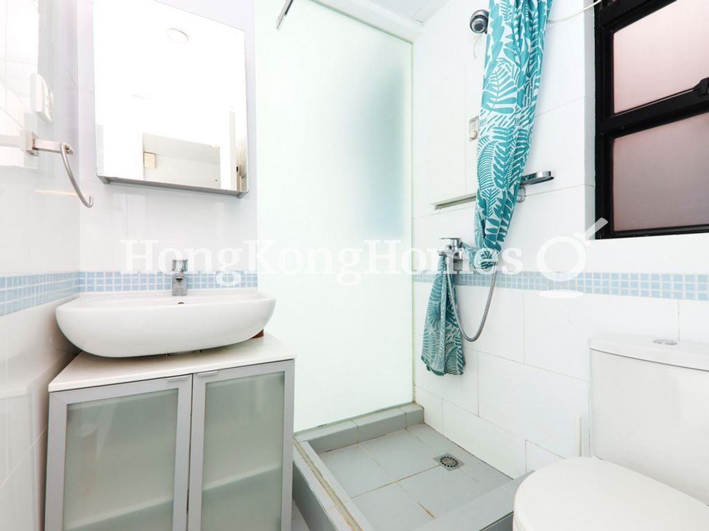 Bathroom — Ying Piu Mansion, Mid-levels West