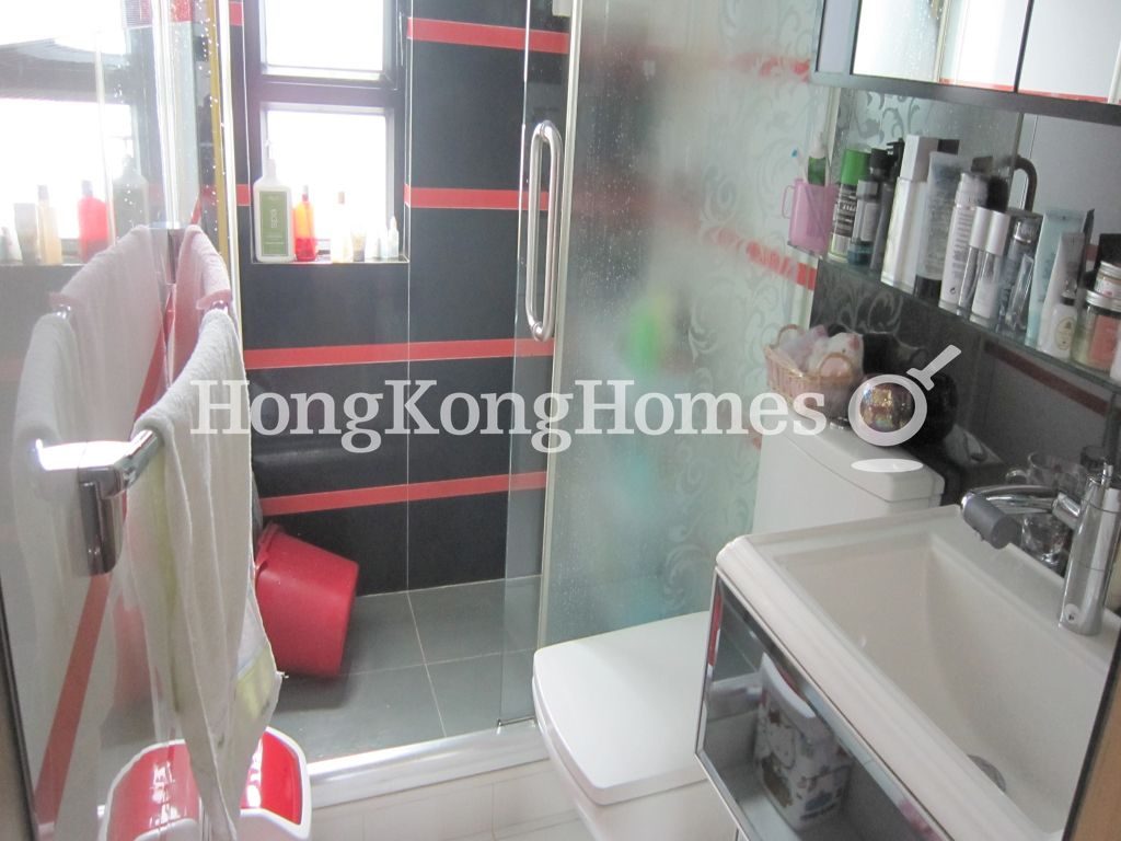Guest Bathroom — Cathay Lodge, Wan Chai