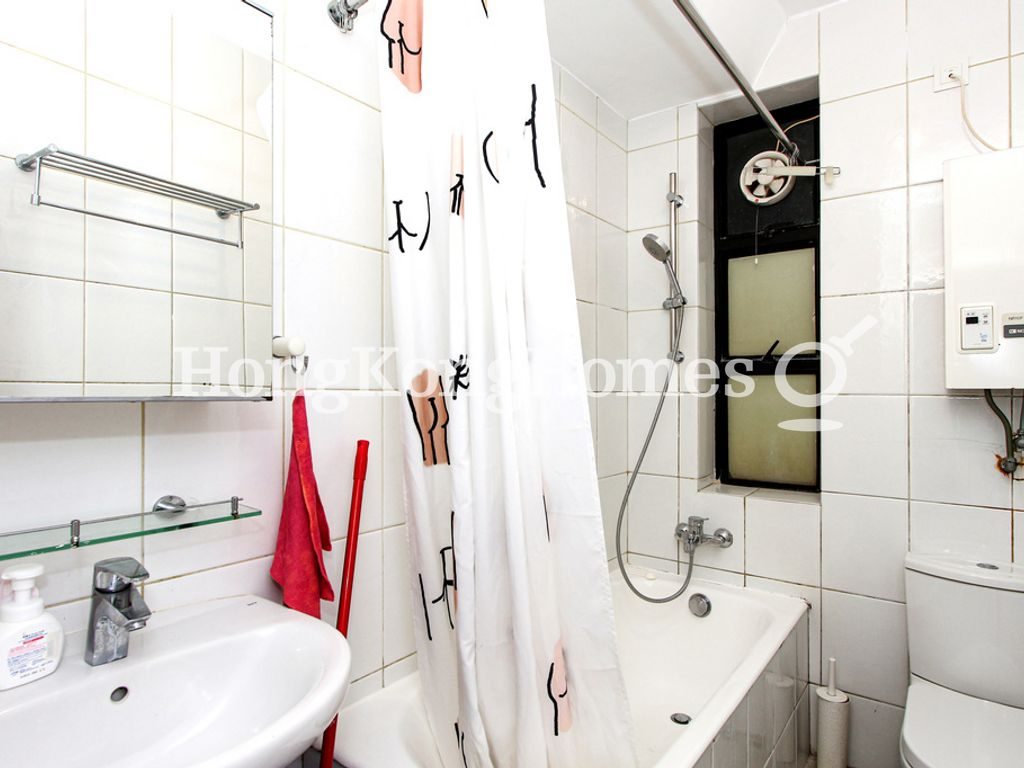 Guest Bathroom — Panorama Gardens, Mid-levels West