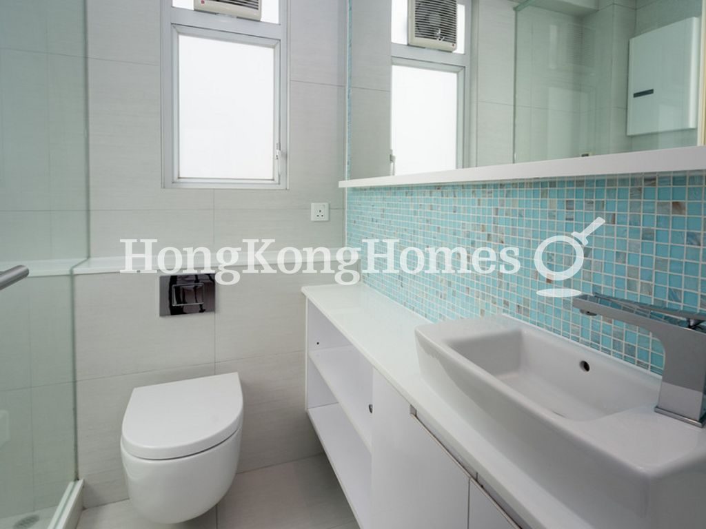 Guest Bathroom — Sunrise House, Central