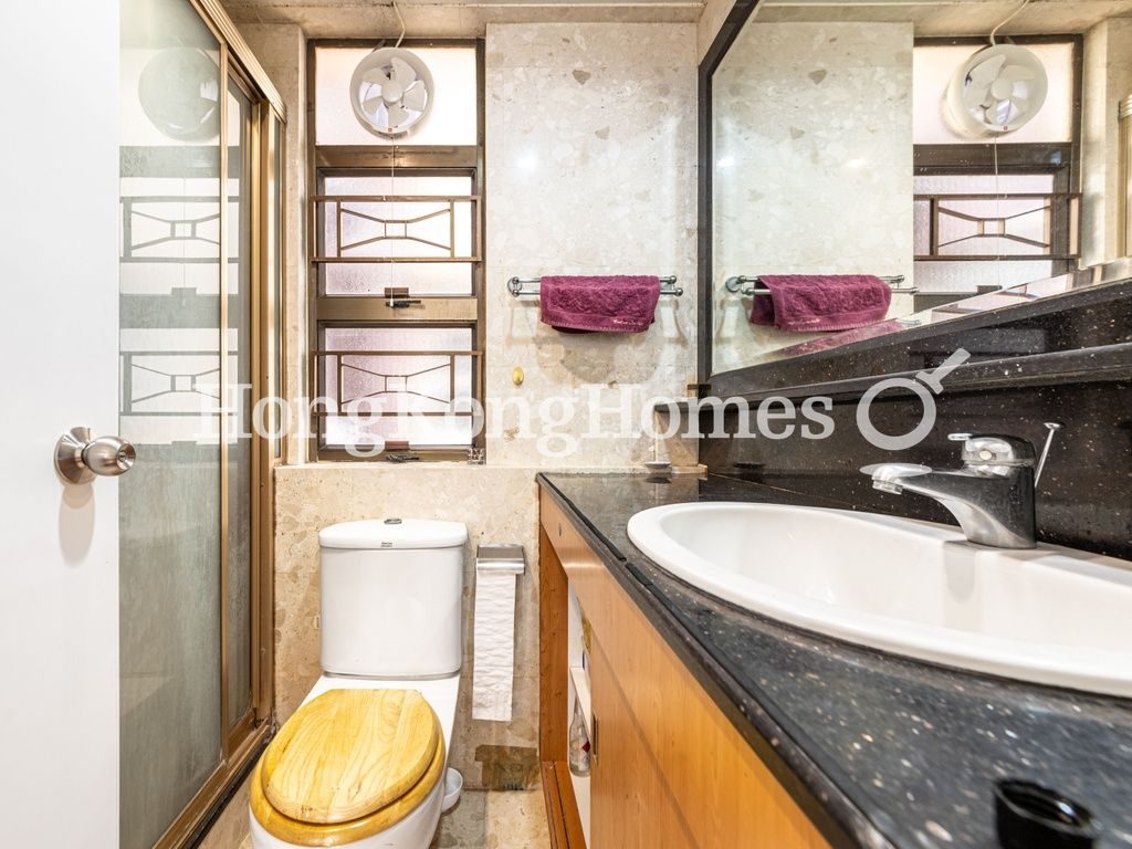 Guest Bathroom — Bedford Garden - Block L - Ka Fook Court, North Point