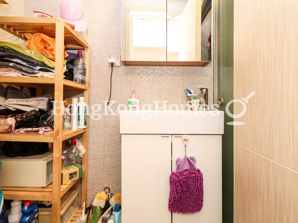 Guest Bathroom — Kam Kin Mansion, Mid-levels West