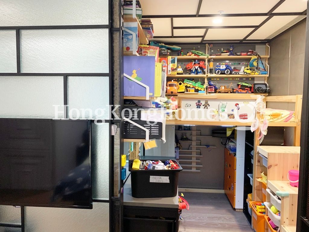 Walk-in Closet in Bedroom — Convention Plaza Apartments, Wan Chai