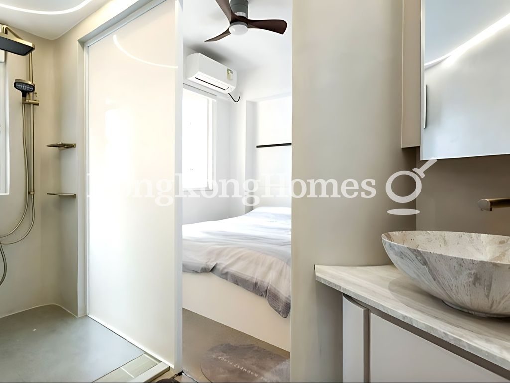 Master Bedroom with ensuite bathroom — Jing Tai Garden Mansion, Mid-levels West