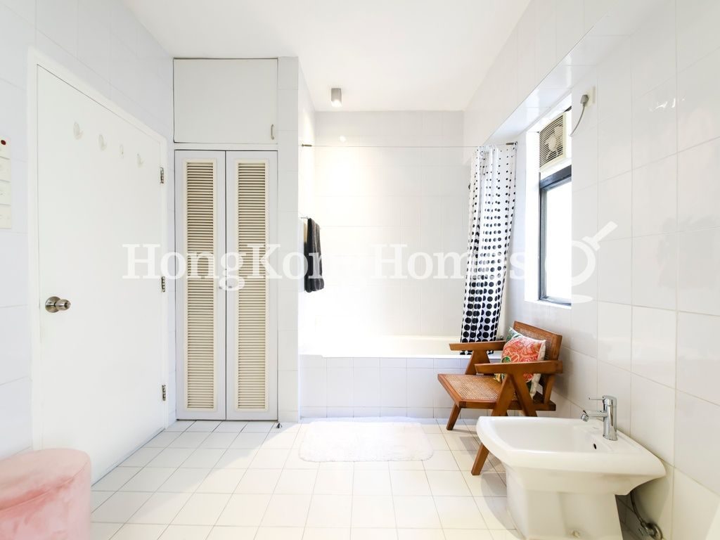 Bathroom — Peacock Mansion, Mid-levels West