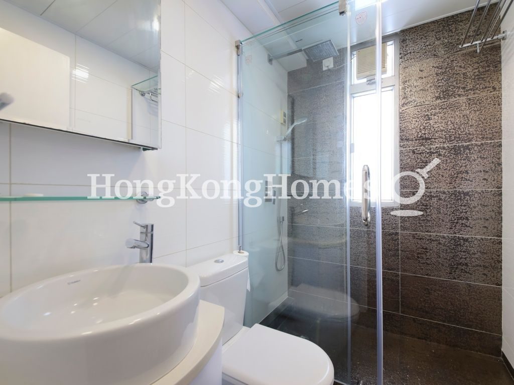 Master Bathroom — Shan Kwong Tower - No. 22, Happy Valley