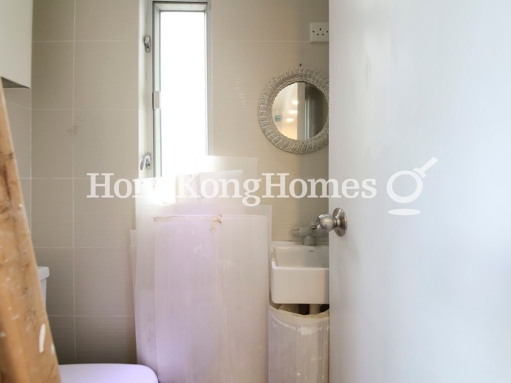 Guest Bathroom — Shan Kwong Tower - No. 22, Happy Valley