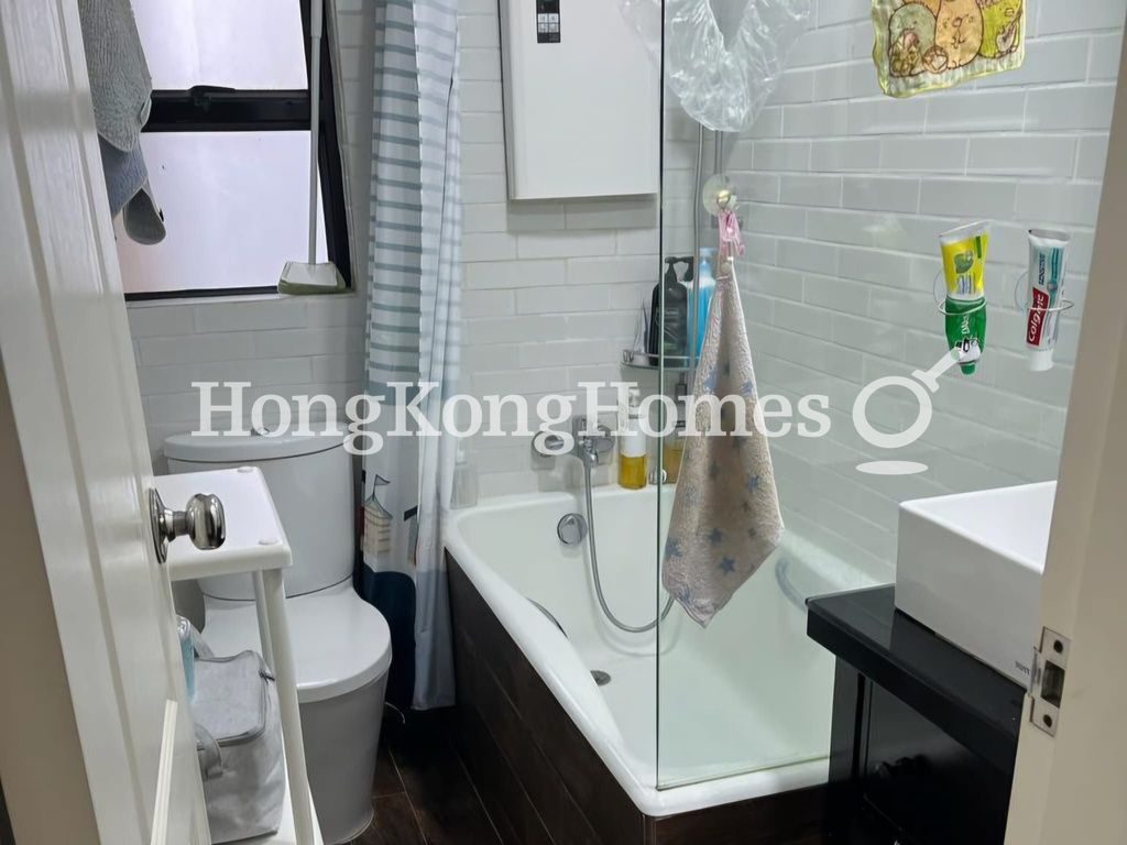 Master Bathroom — Ying Piu Mansion, Mid-levels West
