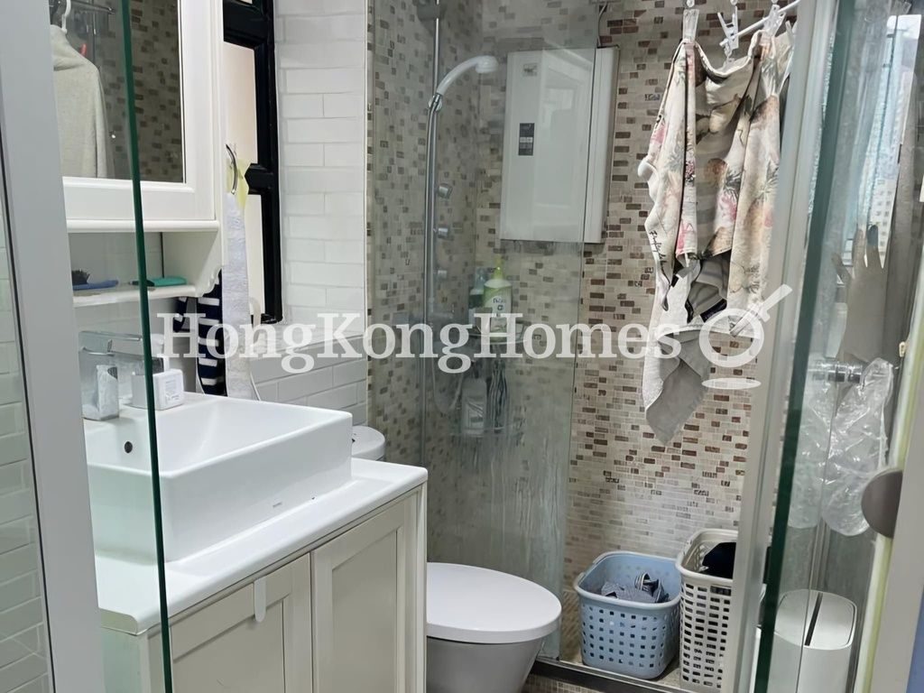 Guest Bathroom — Ying Piu Mansion, Mid-levels West