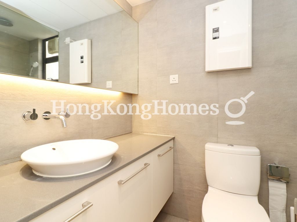 Guest Bathroom — Cameo Court, Mid-levels West