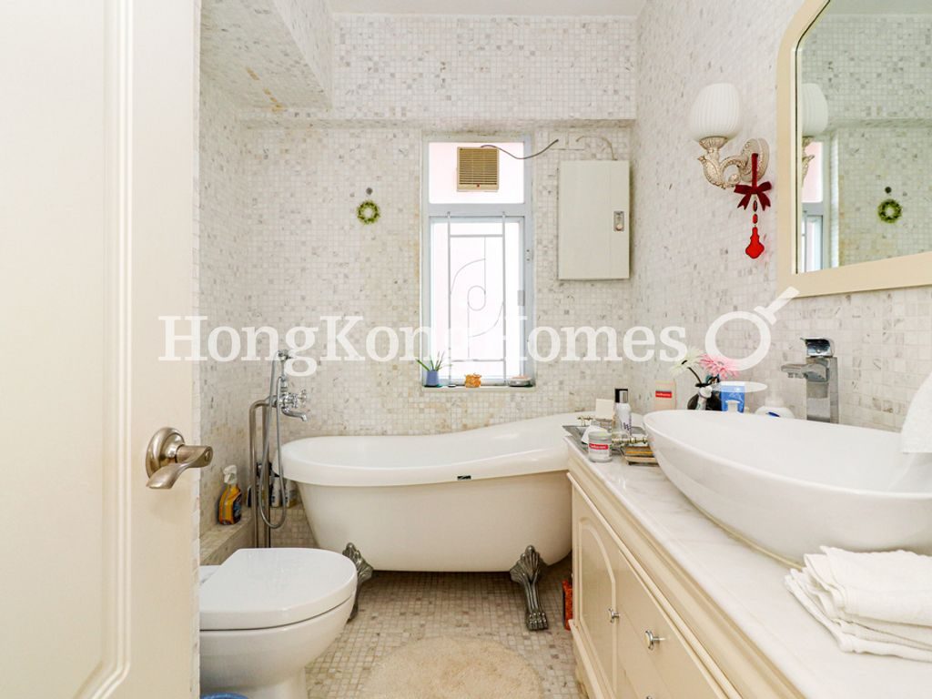 Guest Bathroom — Kam Kin Mansion, Mid-levels West