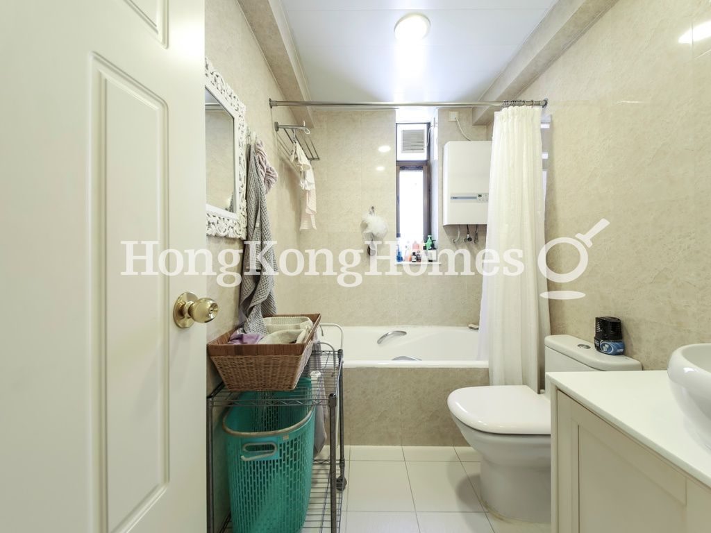 Guest Bathroom — Baguio Villa - Block 26, Pokfulam