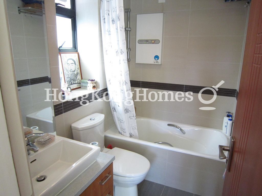 Master Bathroom — Ying Piu Mansion, Mid-levels West