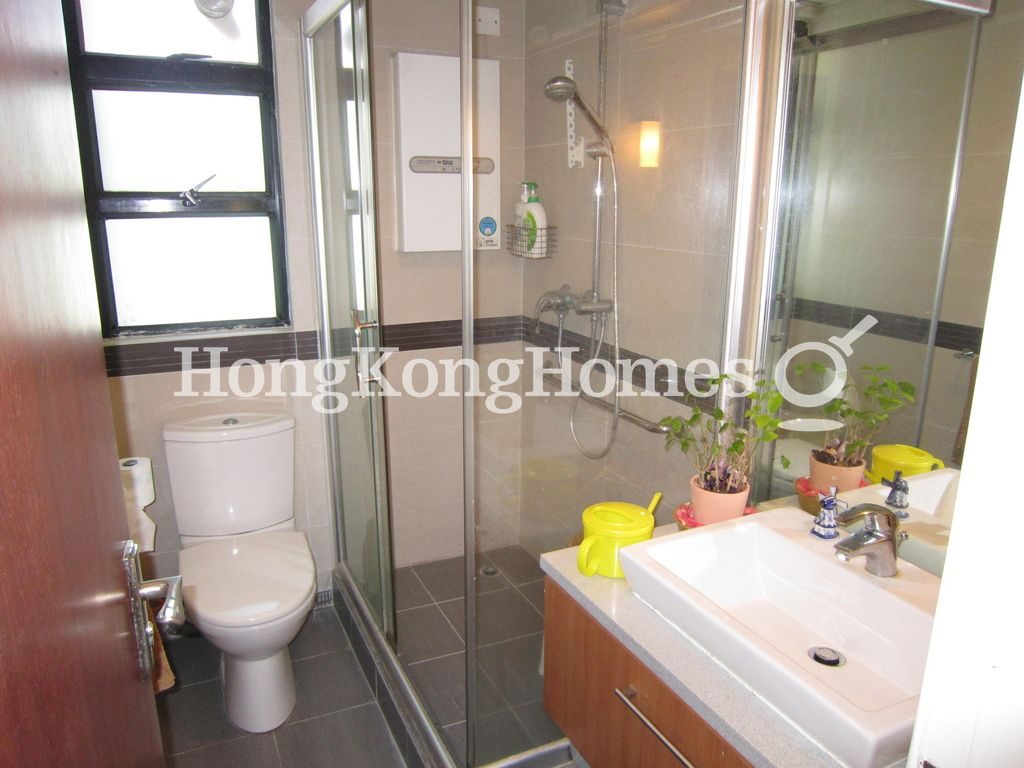 Guest Bathroom — Ying Piu Mansion, Mid-levels West