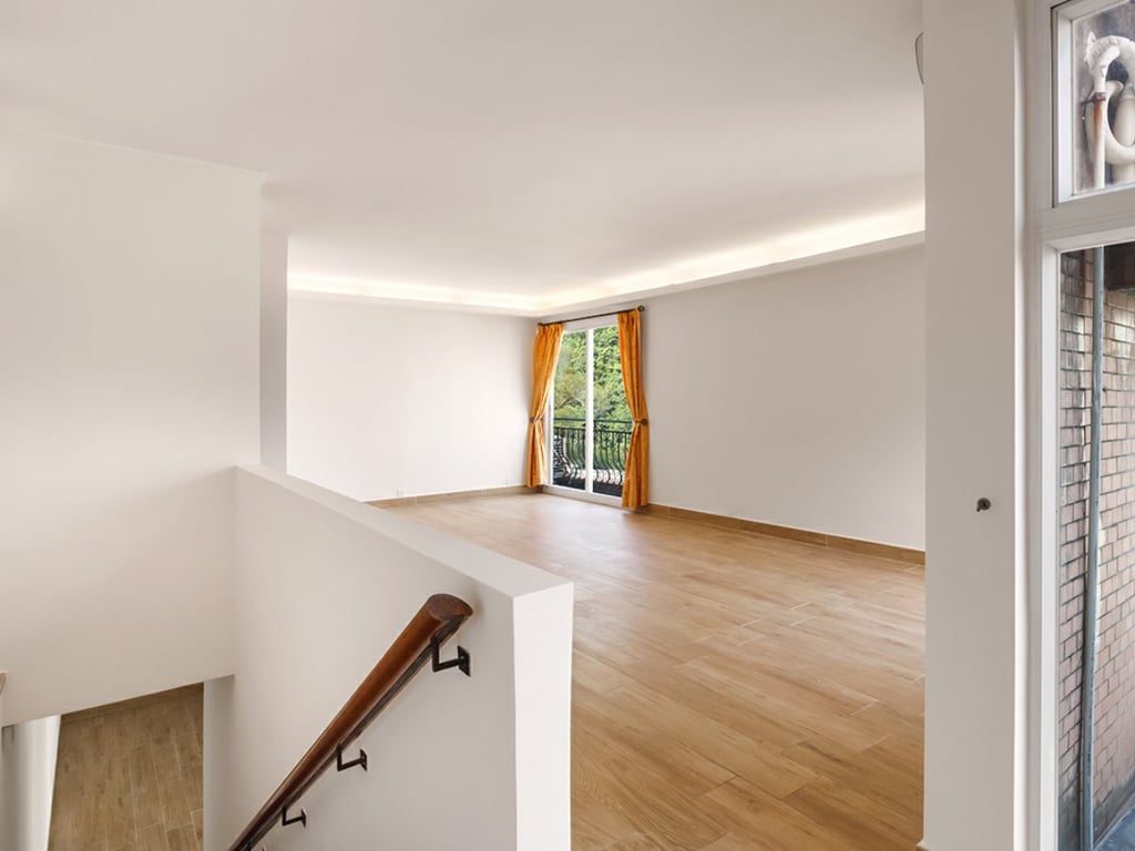 photo 4 — Belleview Place, Repulse Bay