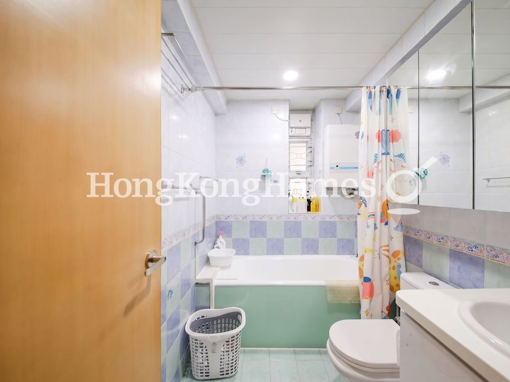 Guest Bathroom — Baguio Villa - Block 27, Pokfulam