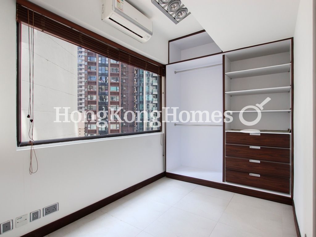 Walk-in Closet in Bedroom — Garfield Mansion, Mid-levels West