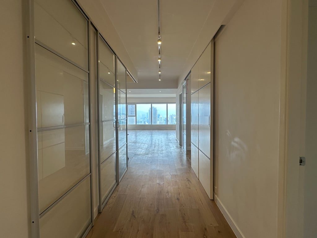 photo 17 — Leon Court, Mid Levels East