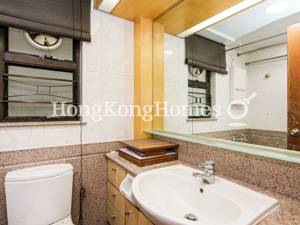 Guest Bathroom — Honor Villa, Mid-levels West