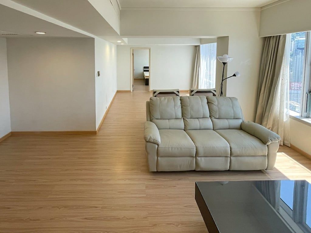 photo 2 — Convention Plaza Apartments, Wan Chai
