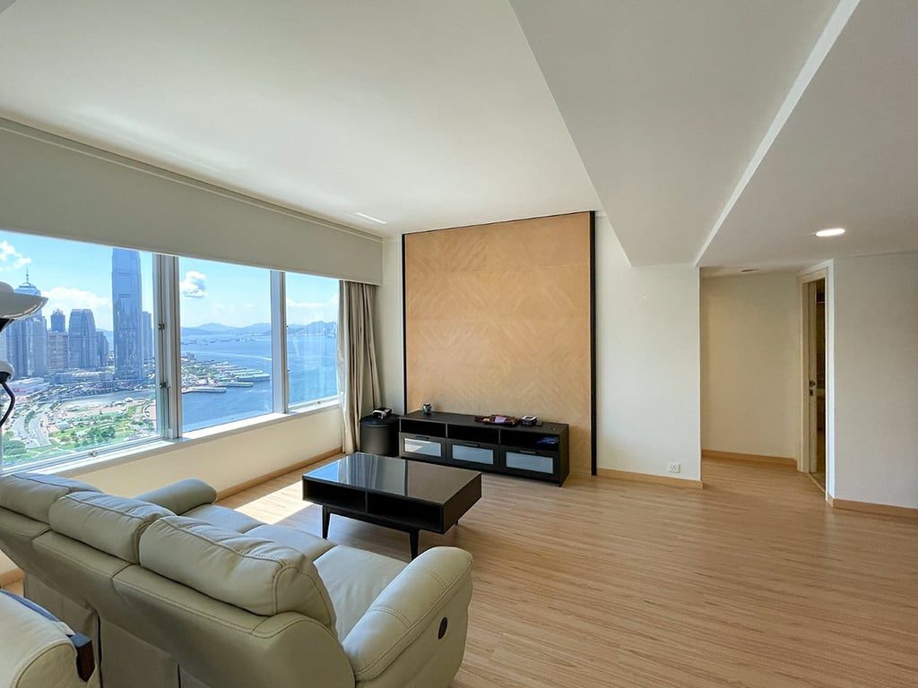 photo 4 — Convention Plaza Apartments, Wan Chai