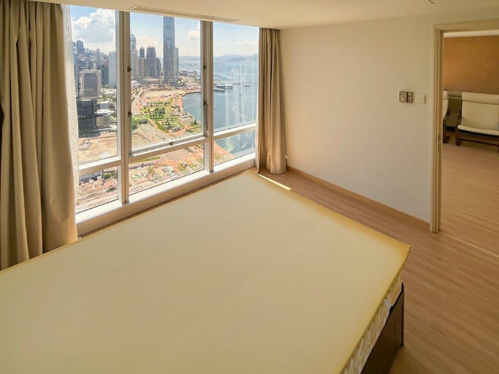 photo 6 — Convention Plaza Apartments, Wan Chai