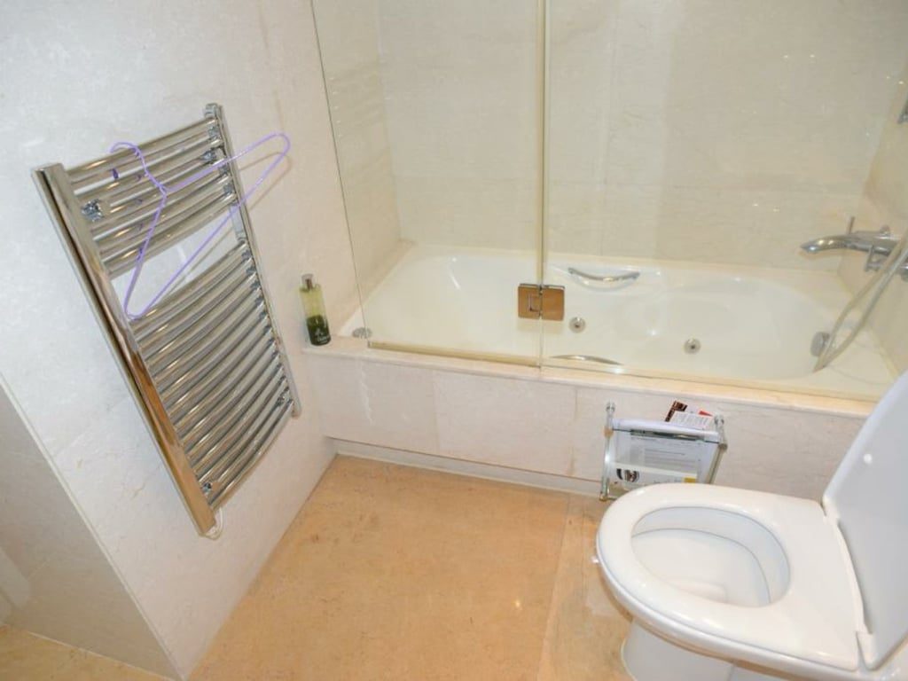 photo 4 — Bel-Air on the Peak (Phase 4) Twr 7, Pok Fu Lam