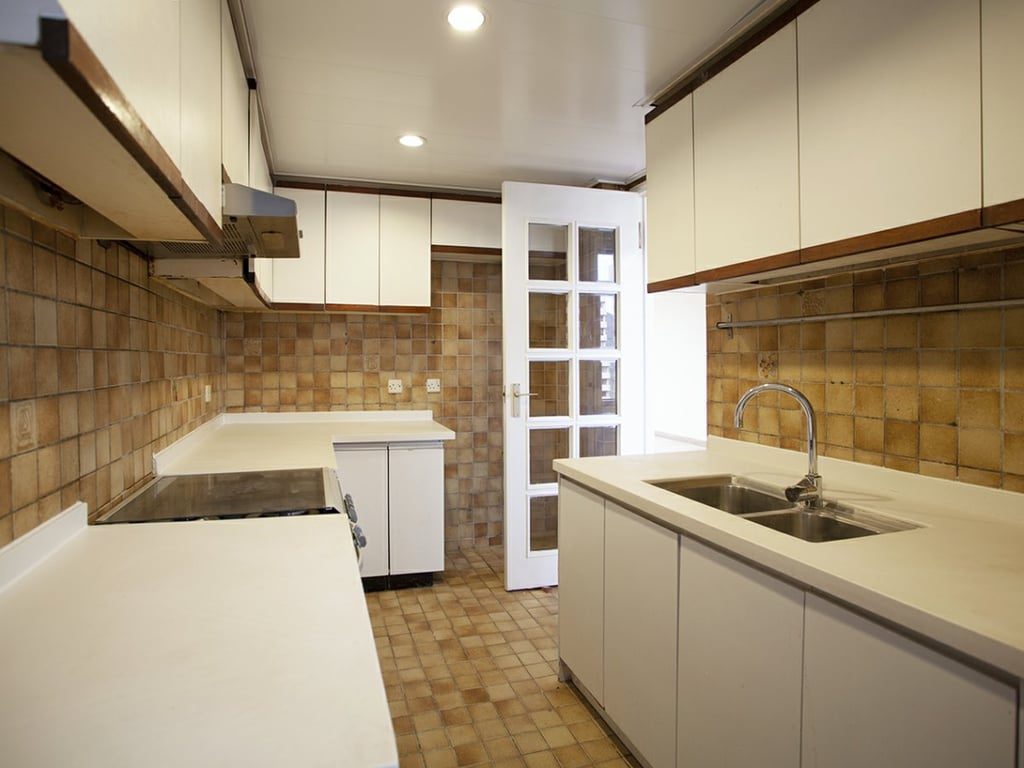 photo 3 — Hong Kong Parkview Twr 7, Repulse Bay