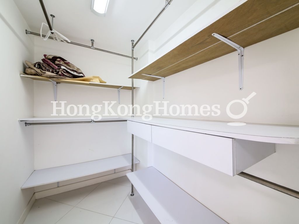 Walk-in Closet in Master Bedroom — Taikoo Shing - Pine Mansion, Taikoo Shing