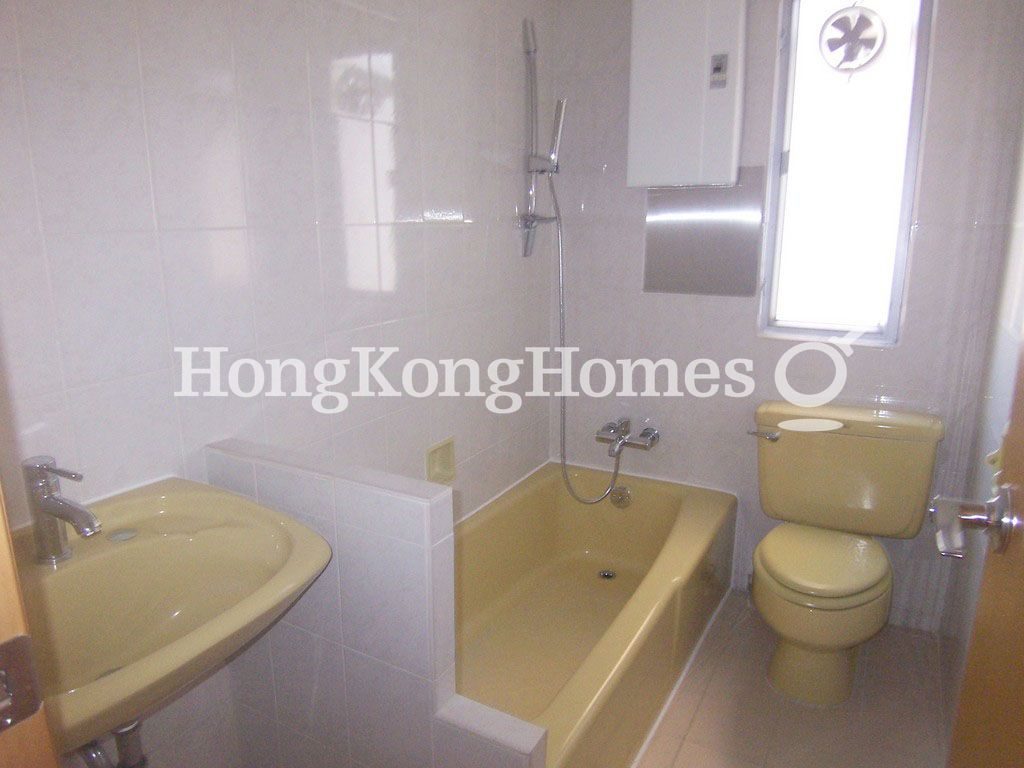 Guest Bathroom — Caroline Height, Happy Valley
