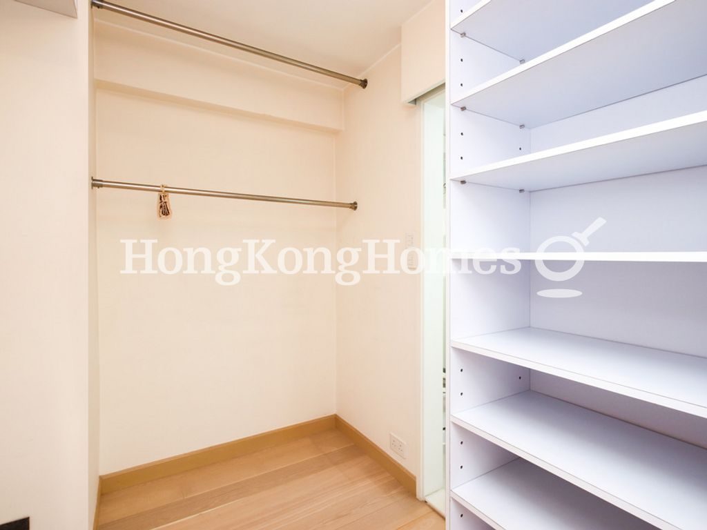 Walk-in Closet in Master Bedroom — Baguio Villa - Block 21, Pokfulam