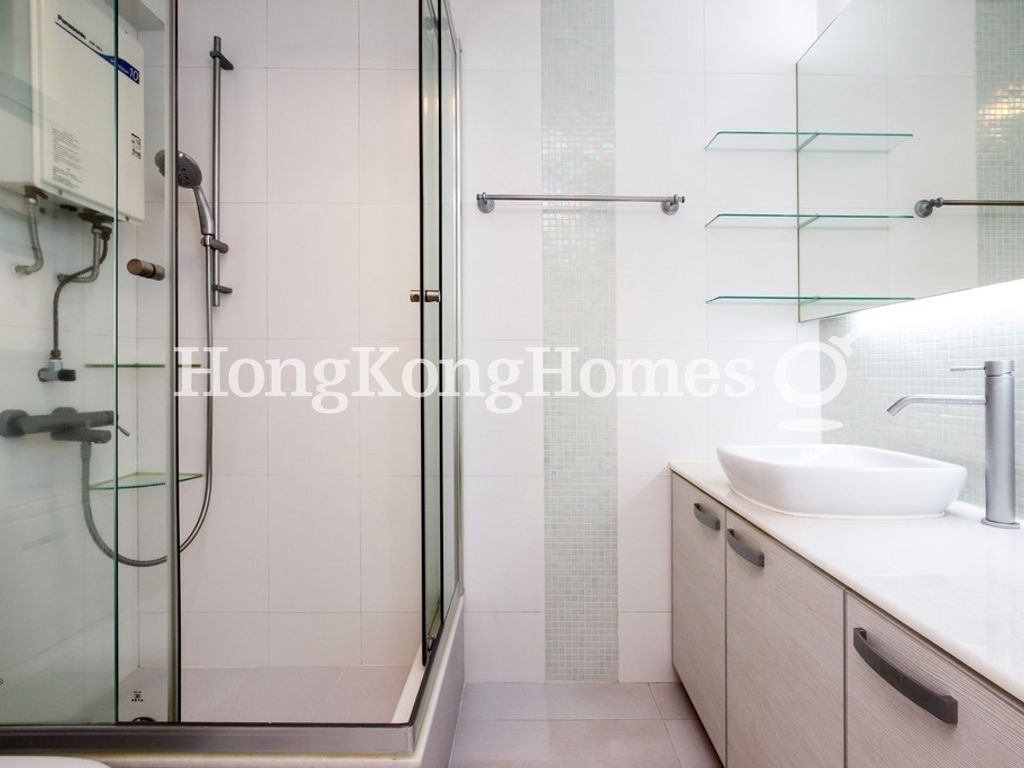 Master Bathroom — Baguio Villa - Block 21, Pokfulam