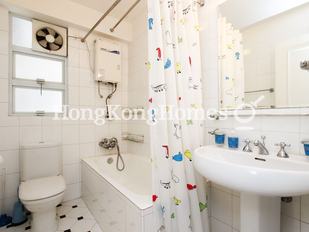 Guest Bathroom — Baguio Villa - Block 21, Pokfulam