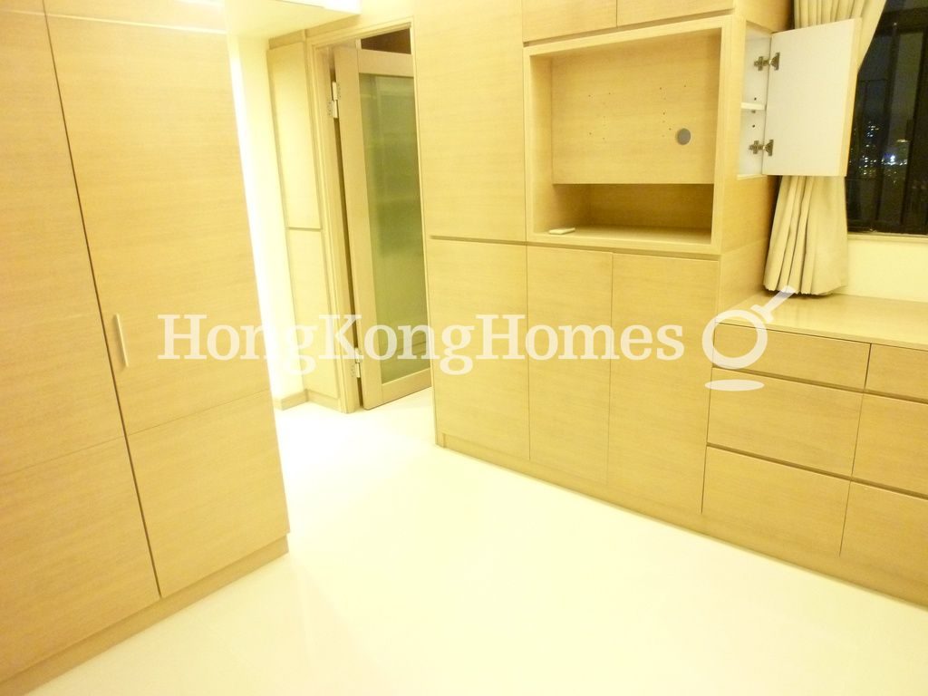 Built-in Wardrobe in Master Bedroom — Illumination Terrace I, Tai Hang