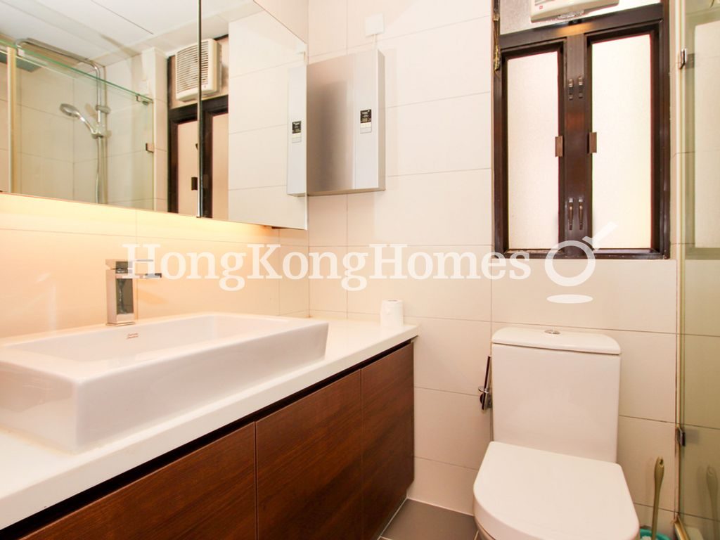 Master Bathroom — Manor Court, Happy Valley